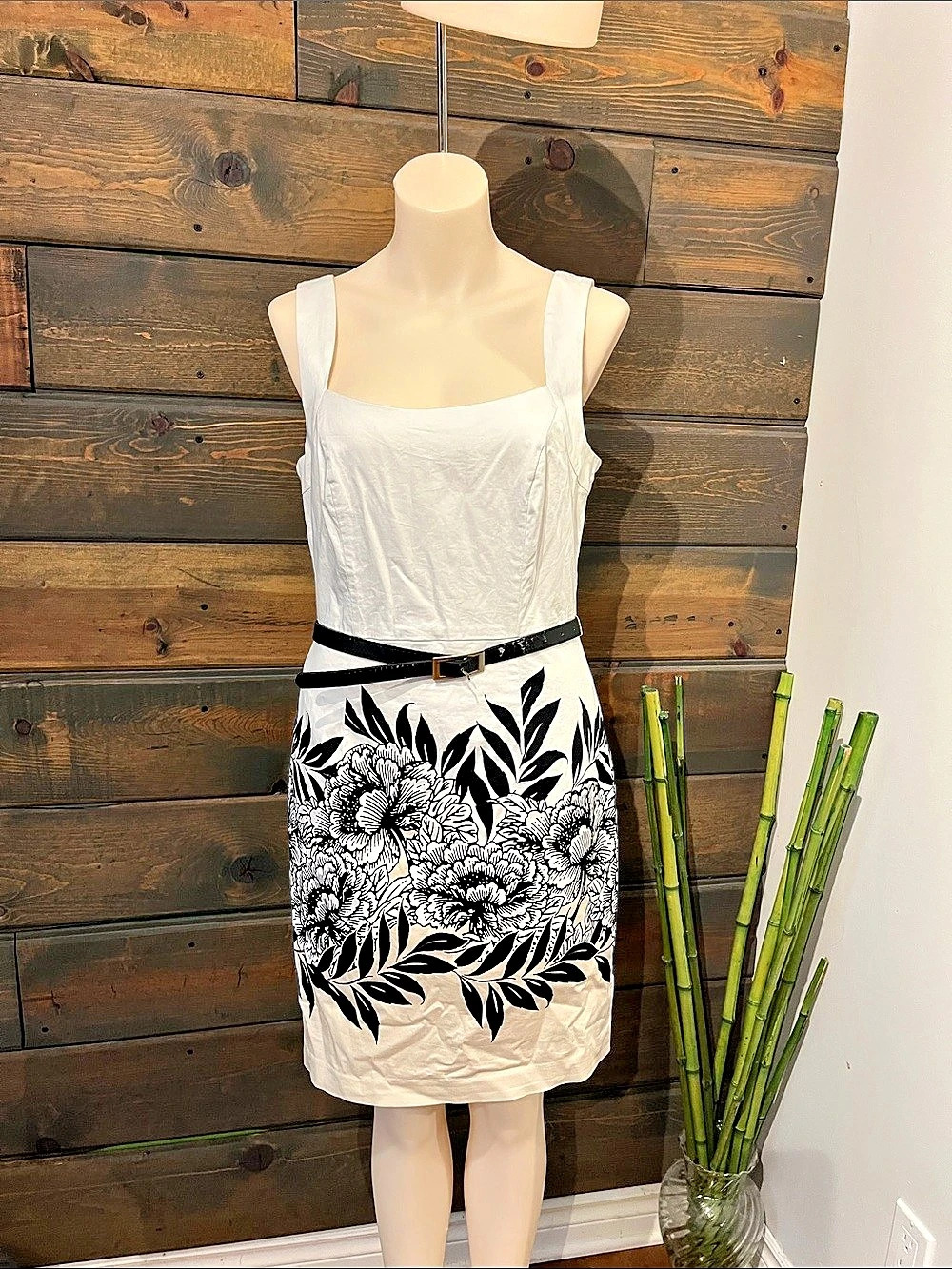 Le Chateau Floral Mini Dress in White & Black good condition with stretch size m